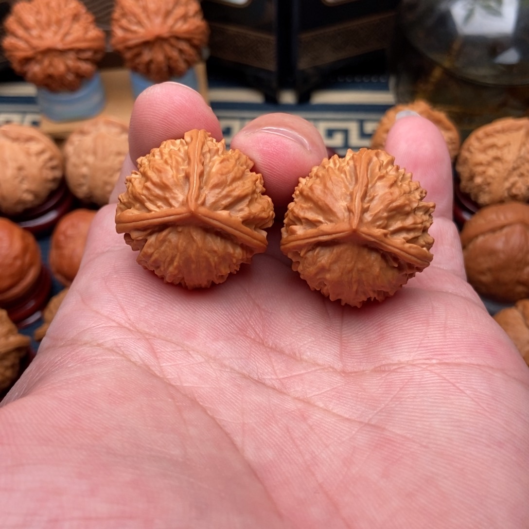 文玩核桃把件一**奔三棱狮子头