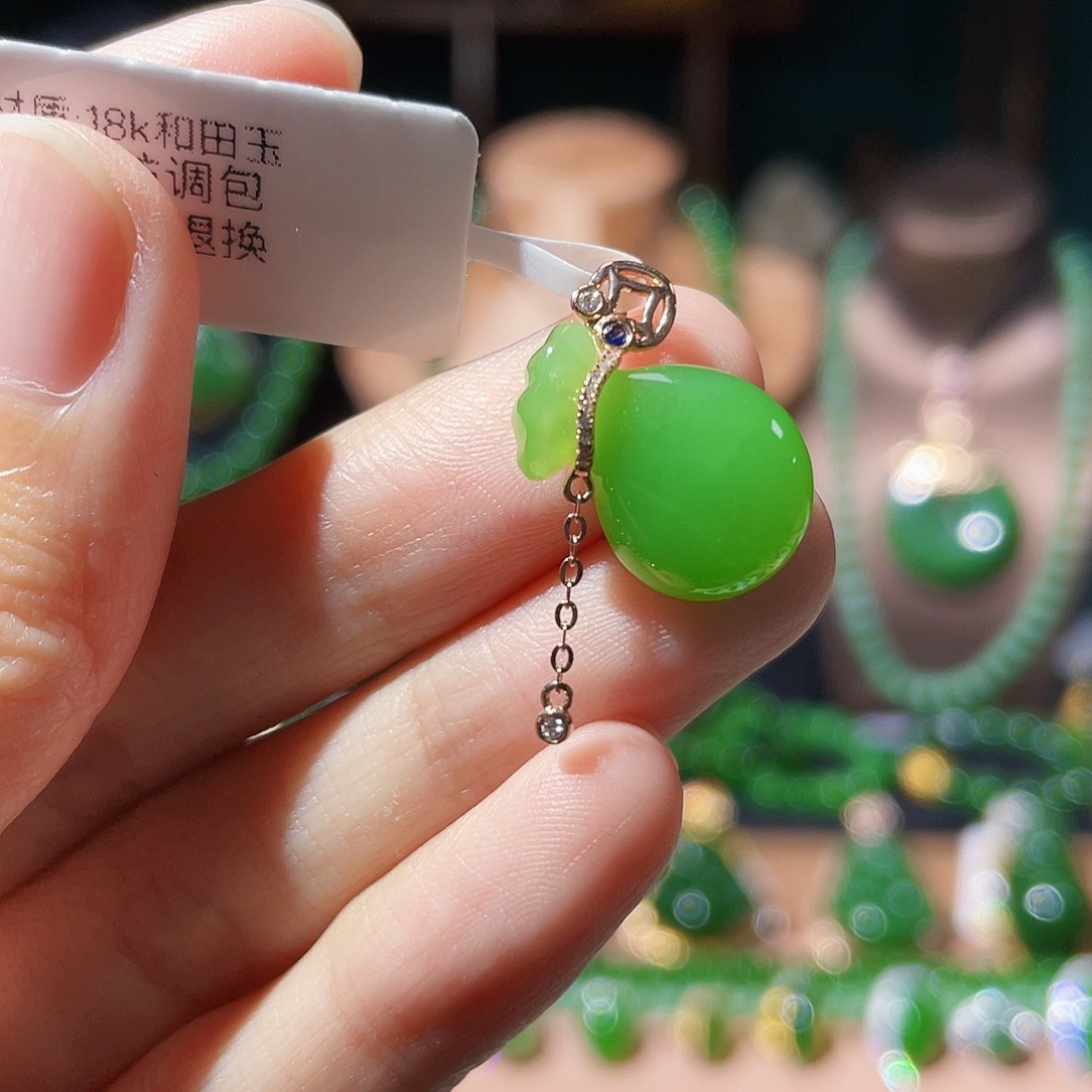颈饰18K金镶嵌和田玉（碧玉）