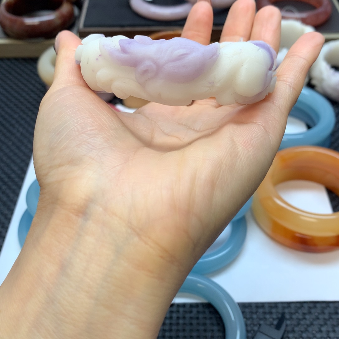 石英岩玉未镶嵌手镯紫白原石雕花