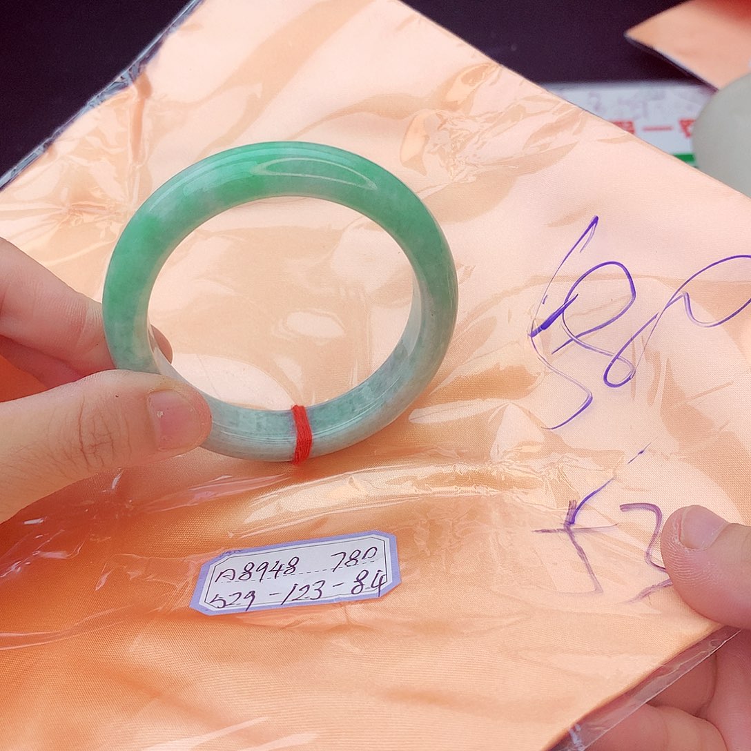 翡翠手镯未镶嵌翡翠