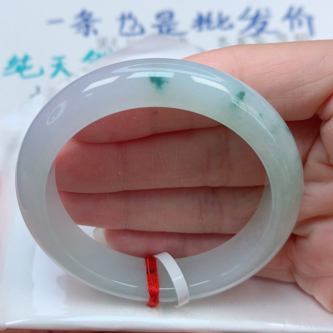 翡翠手镯未镶嵌51.5圈 白底飘绿花 新货