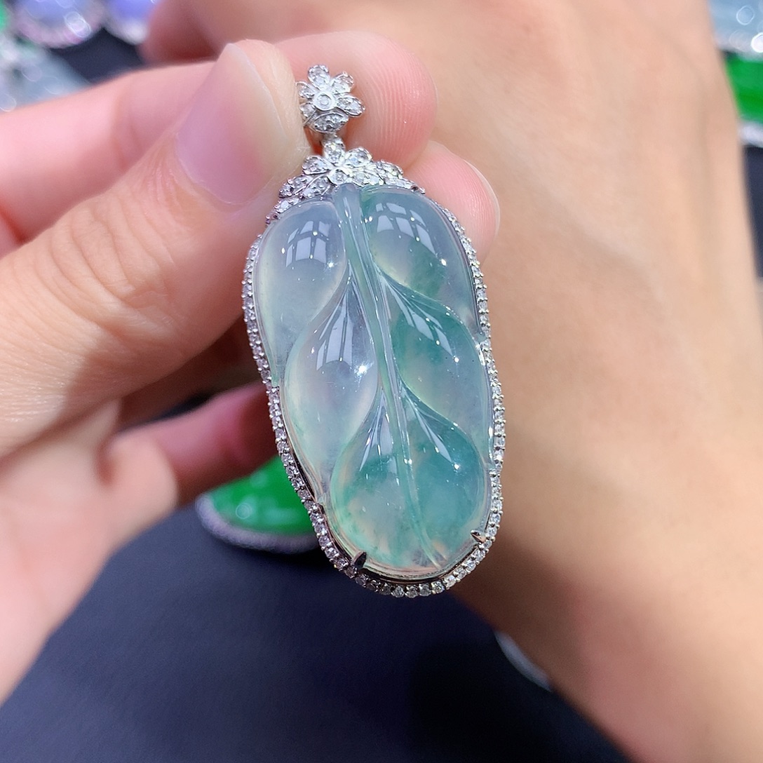 颈饰18K金镶嵌翡翠