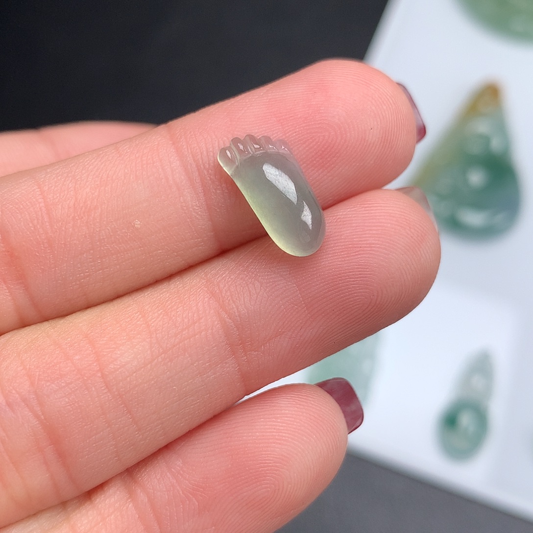 翡翠未镶嵌颈饰知足常乐