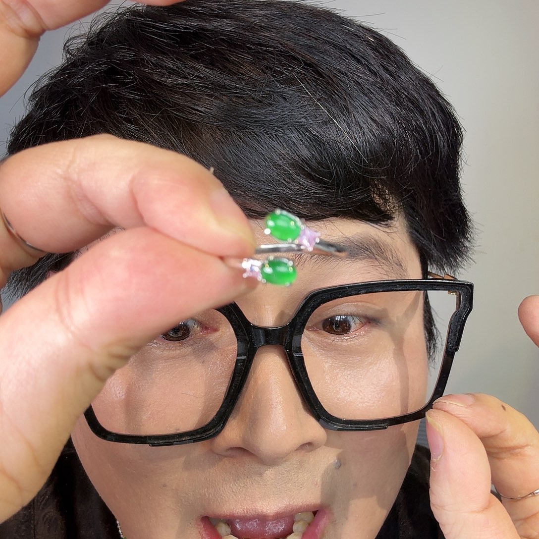 翡翠未镶嵌颈饰一件