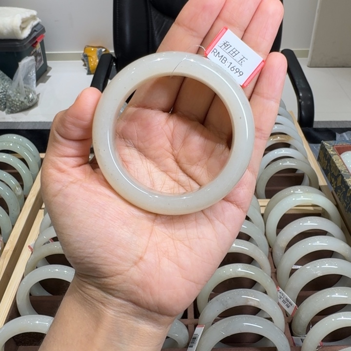 好****和田玉（糖玉）未镶嵌手镯