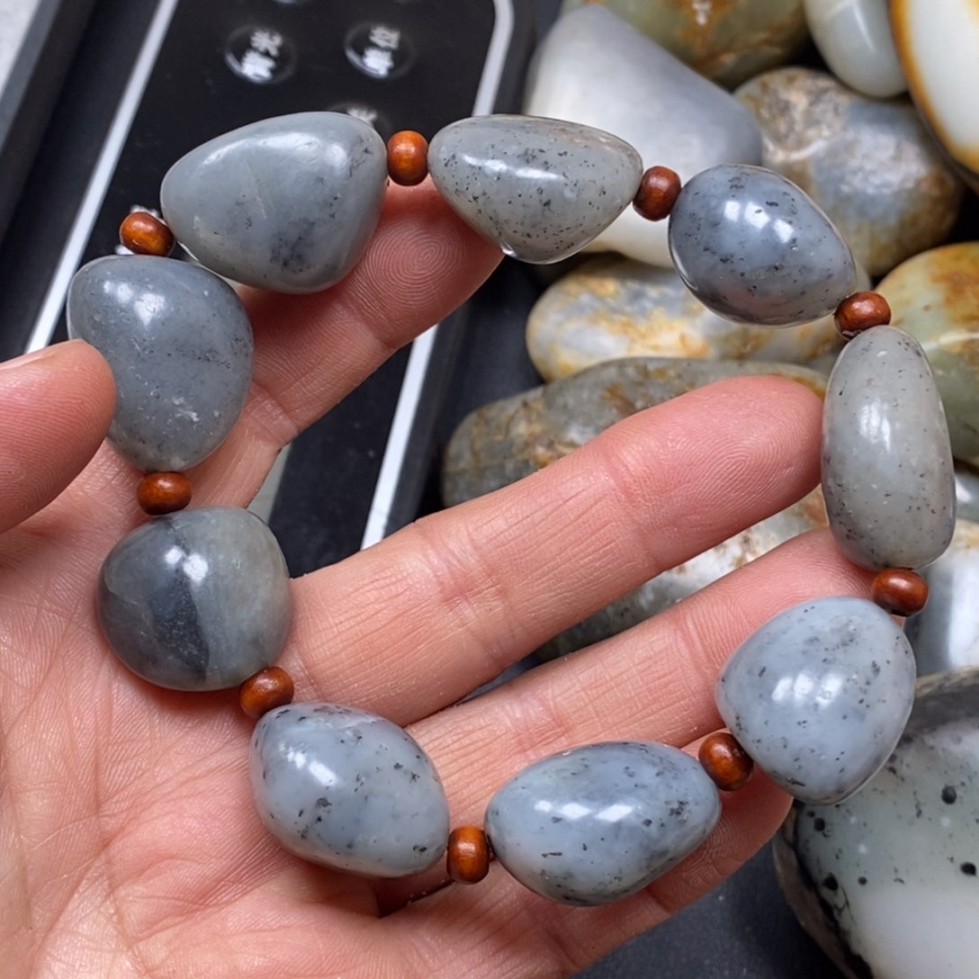 和田玉（糖玉）挂件未镶嵌金*