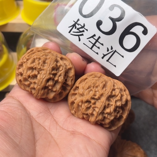 文玩核桃吊坠苹果园
