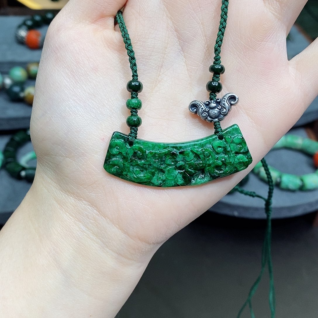 翡翠颈饰未镶嵌漂亮美眉