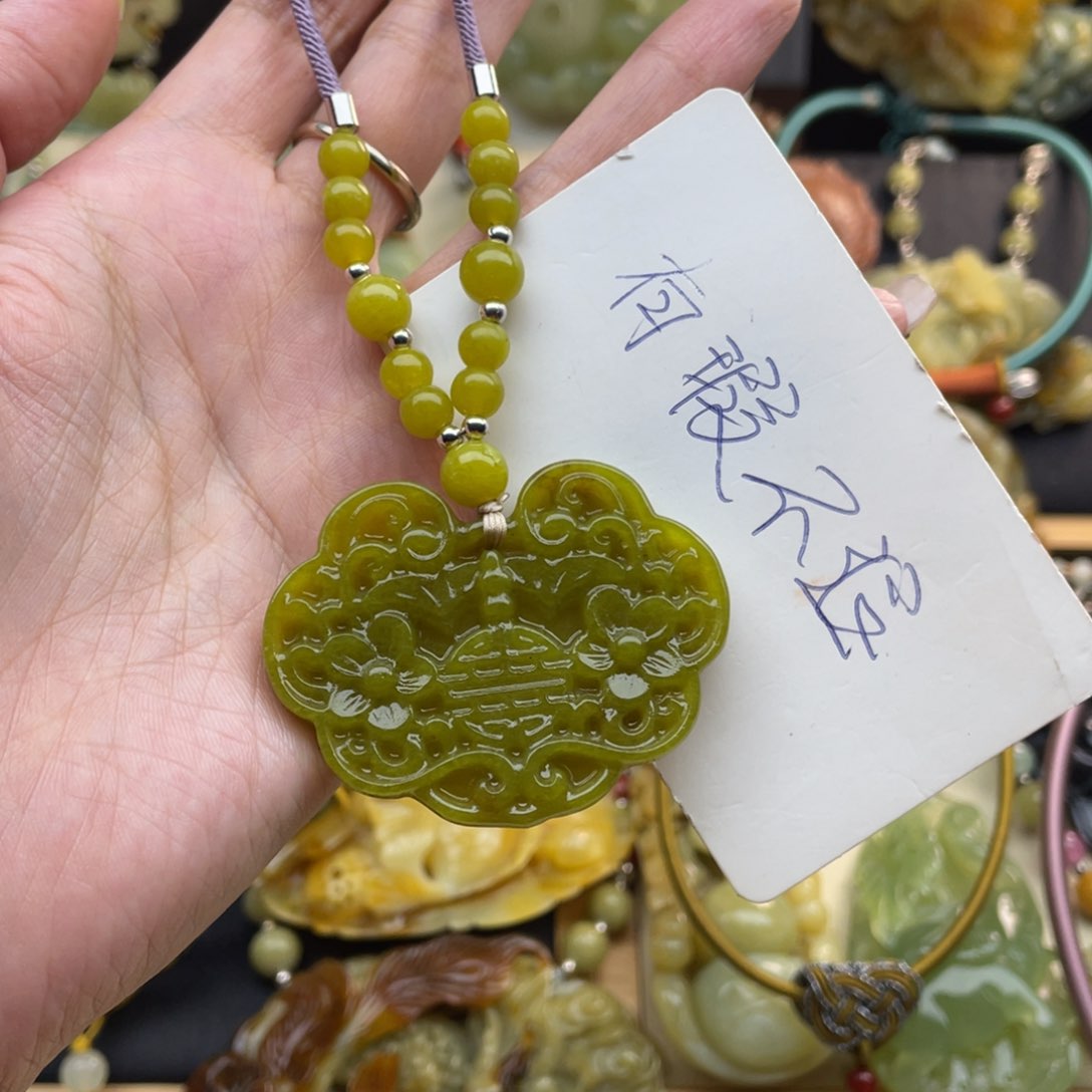 蛇纹石玉颈饰未镶嵌