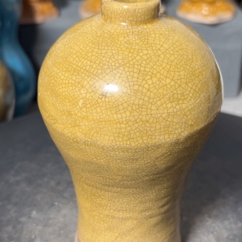 朝*糖黄瓷瓶器型美观大方
