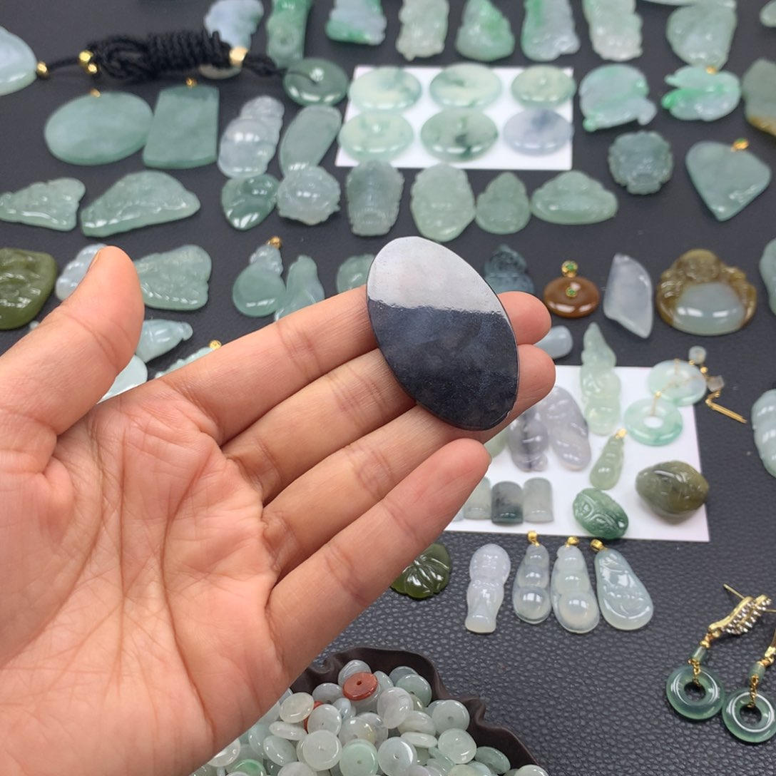 翡翠颈饰未镶嵌如意