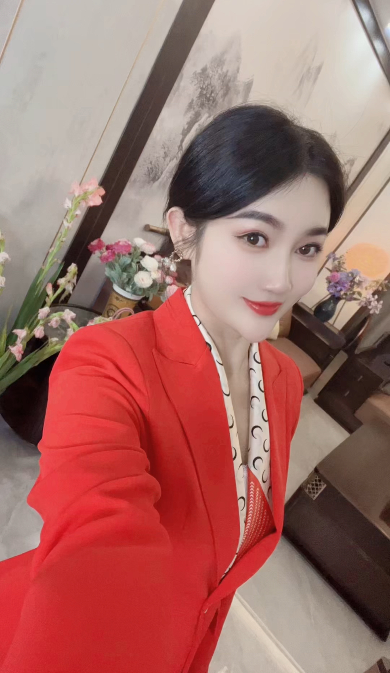 大红色缎面九分裤女士西服套装