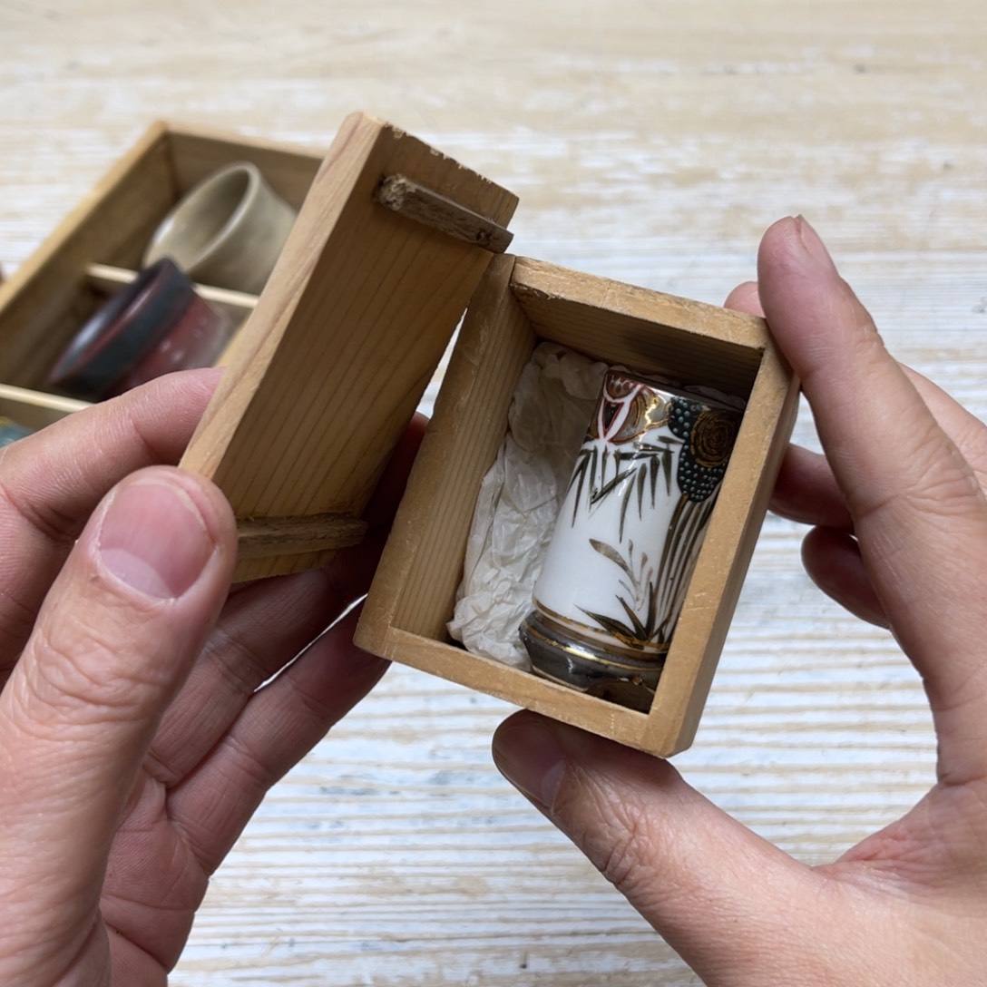 瓷片小****甲密密麻麻地排列着一个