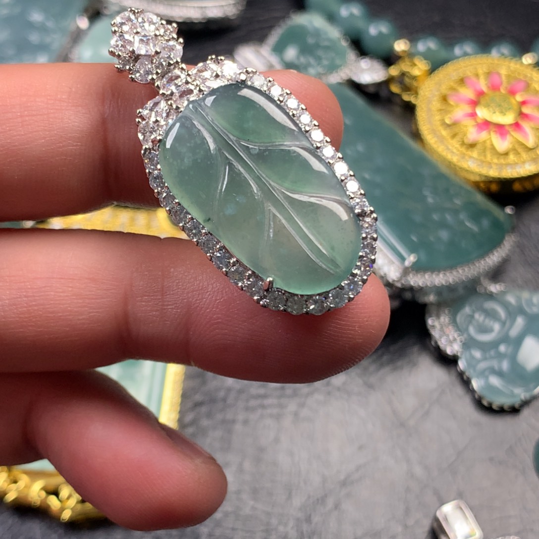 翡翠未镶嵌颈饰大叶子