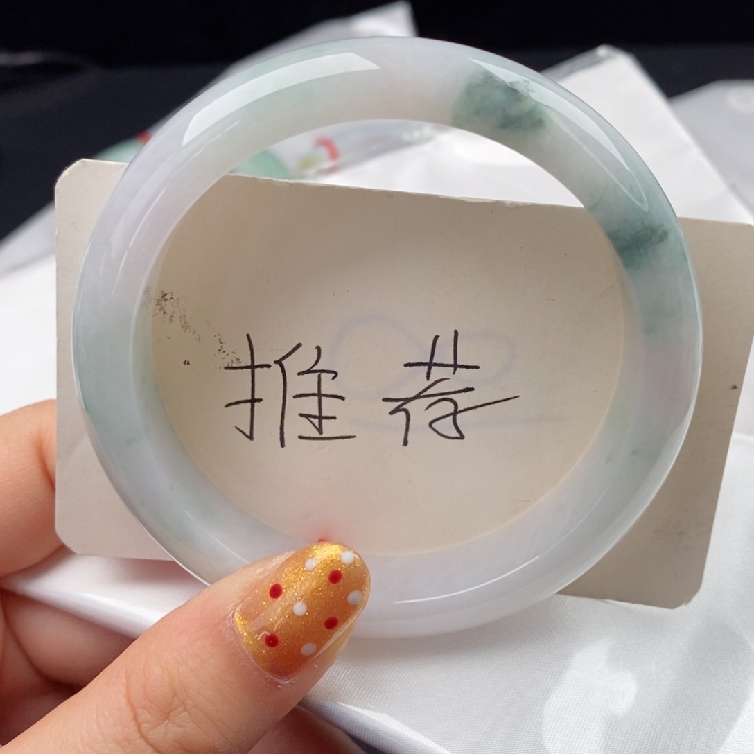 翡翠手镯未镶嵌60口