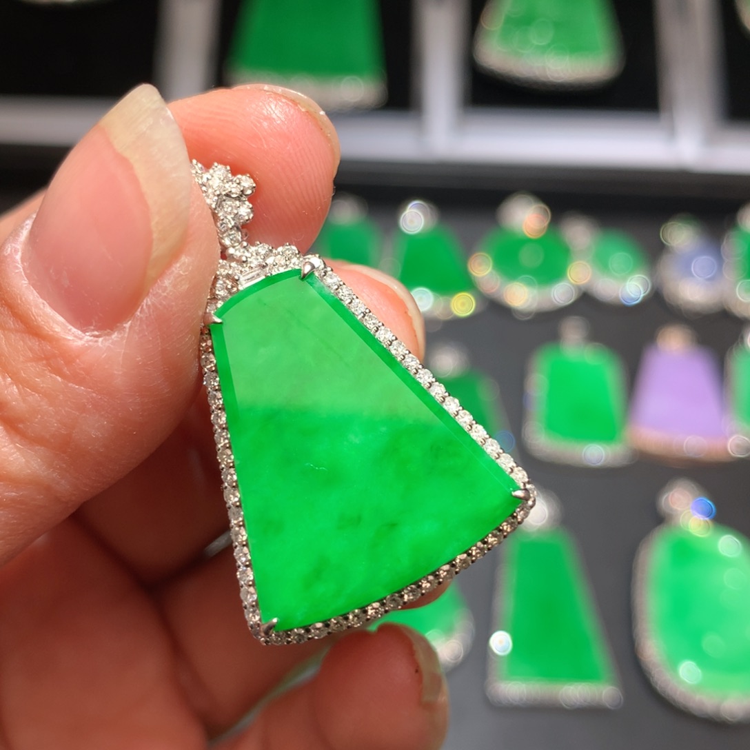 翡翠颈饰18K金镶嵌石****E翡翠