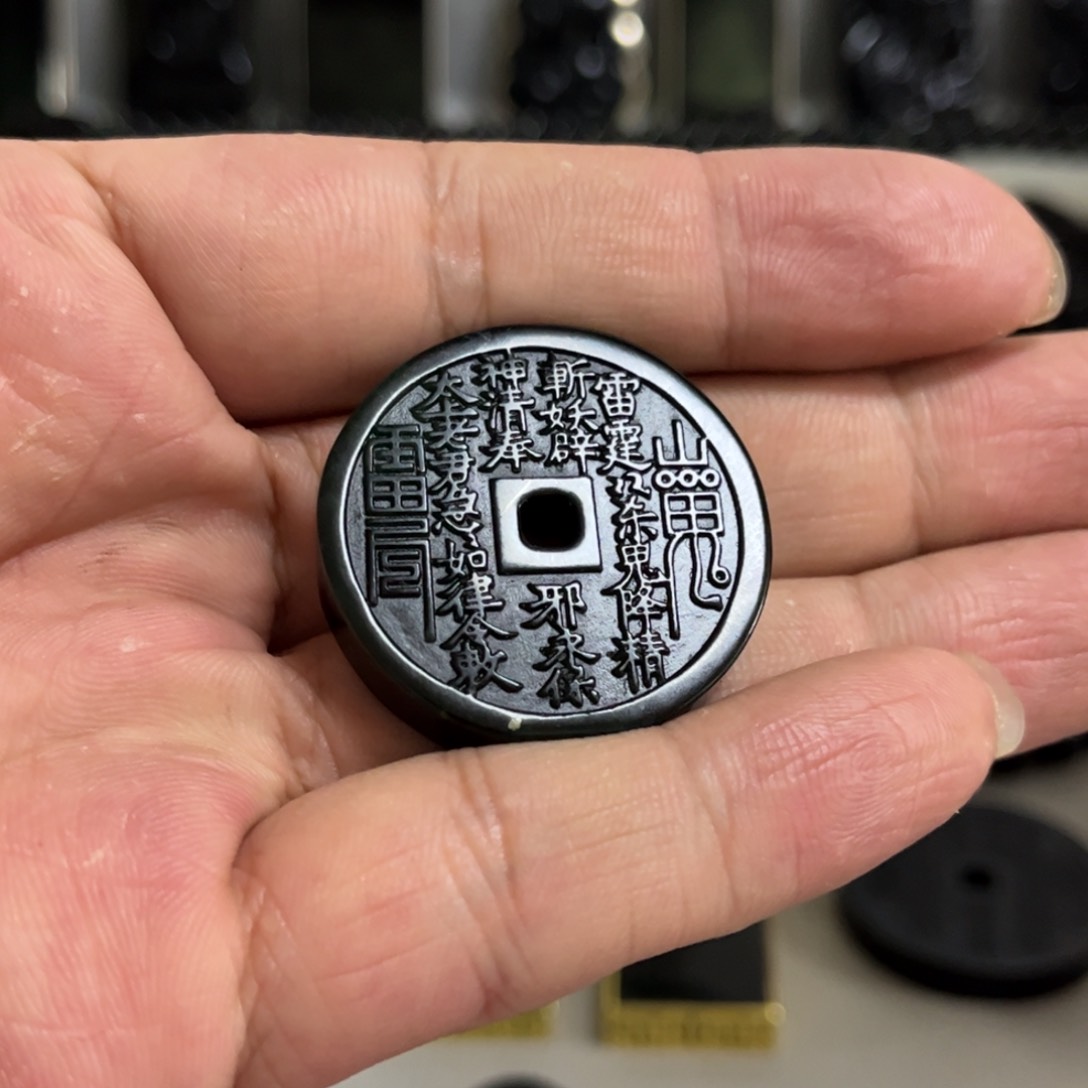 蛇纹石玉颈饰合金义*