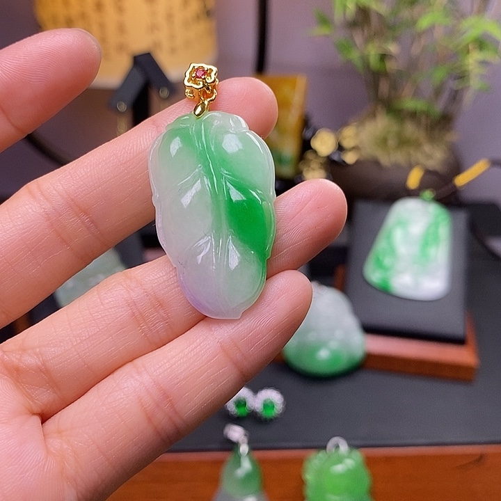 翡翠未镶嵌吊坠(赠链)