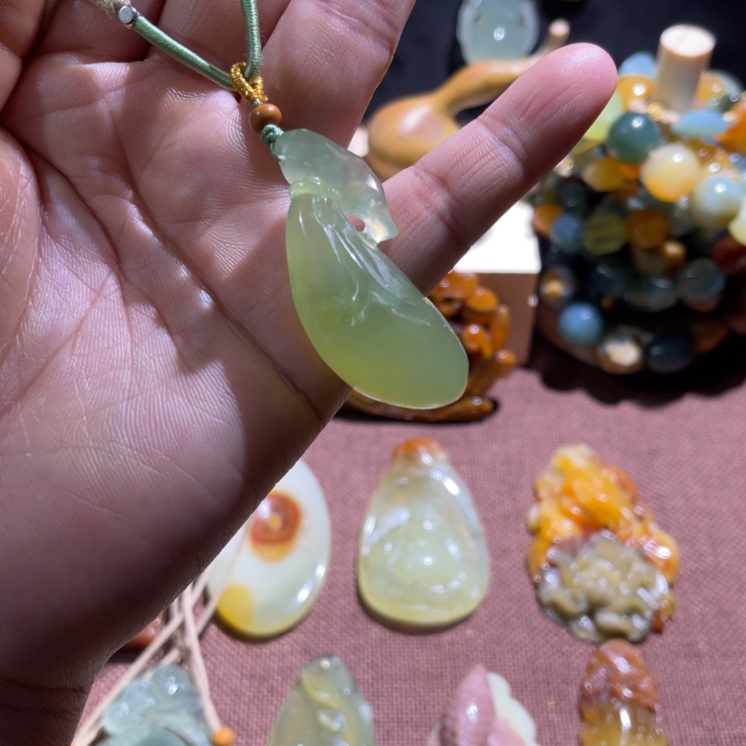 蛇纹石玉未镶嵌颈饰