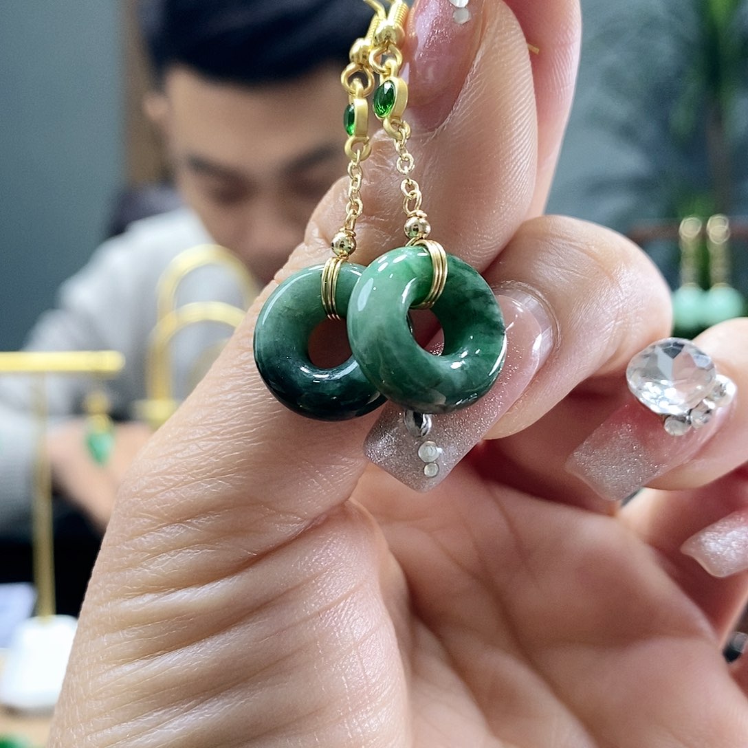 翡翠耳饰未镶嵌翡翠