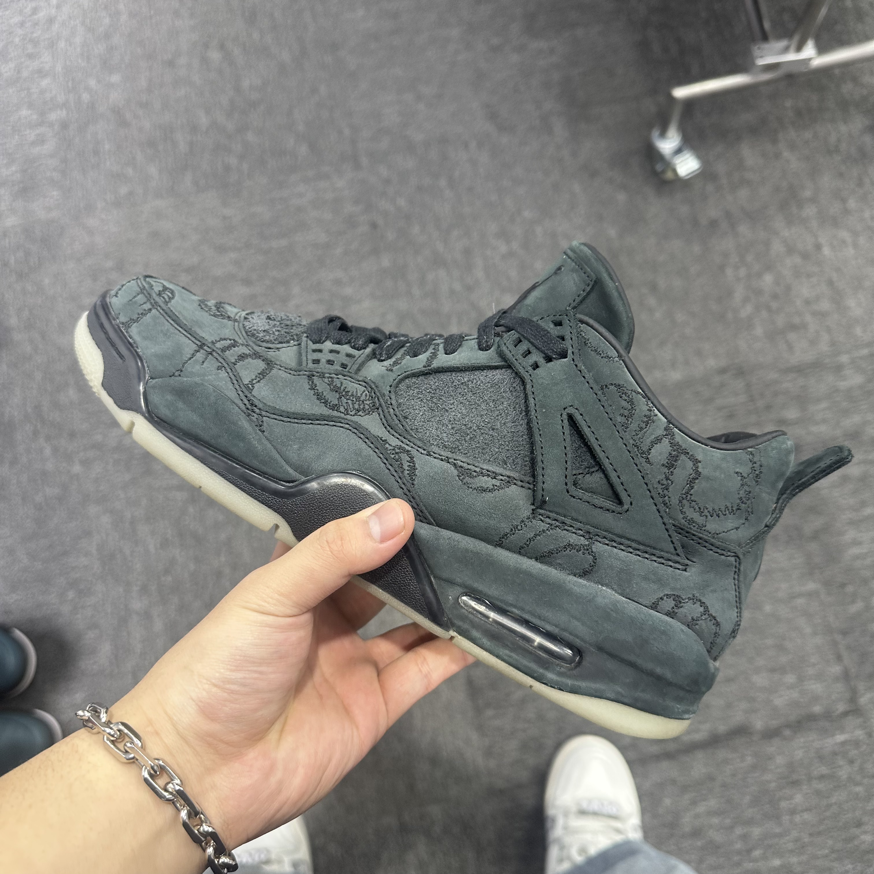 95新 AIR JORDAN 44.5码 无盒 aj4黑kaws联名配色 球鞋