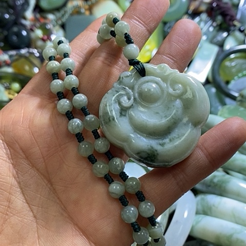 透闪石-蛇纹石玉颈饰未镶嵌