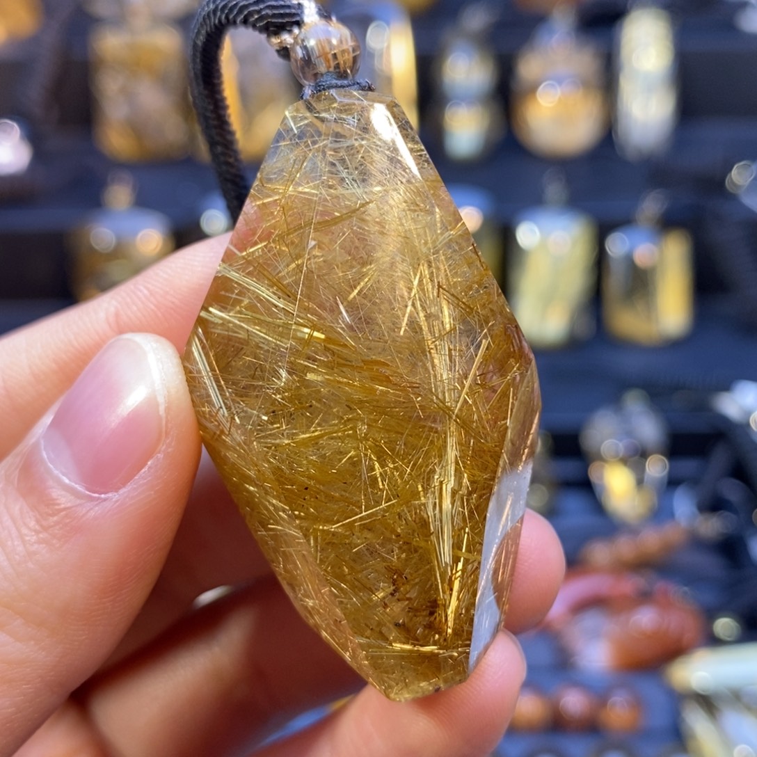 惹***气水晶颈饰未镶嵌钛晶随形吊坠