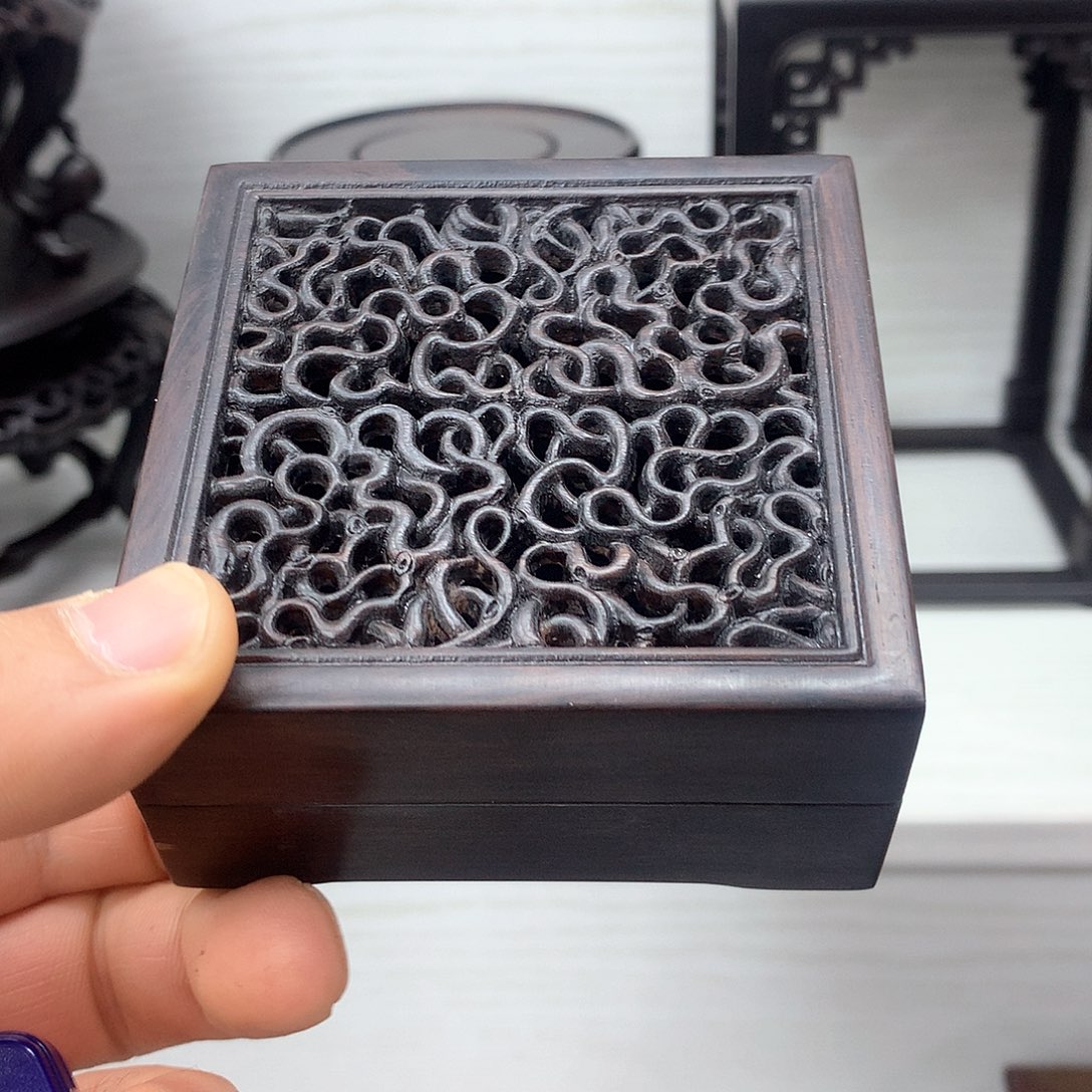 藤类紫光檀正方香盒