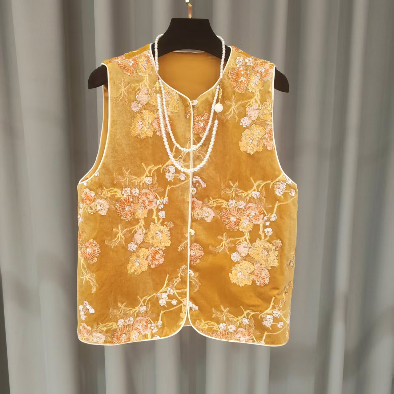 新中式国风复古刺绣提花无袖上衣女2025新款高级感黄色减龄马甲