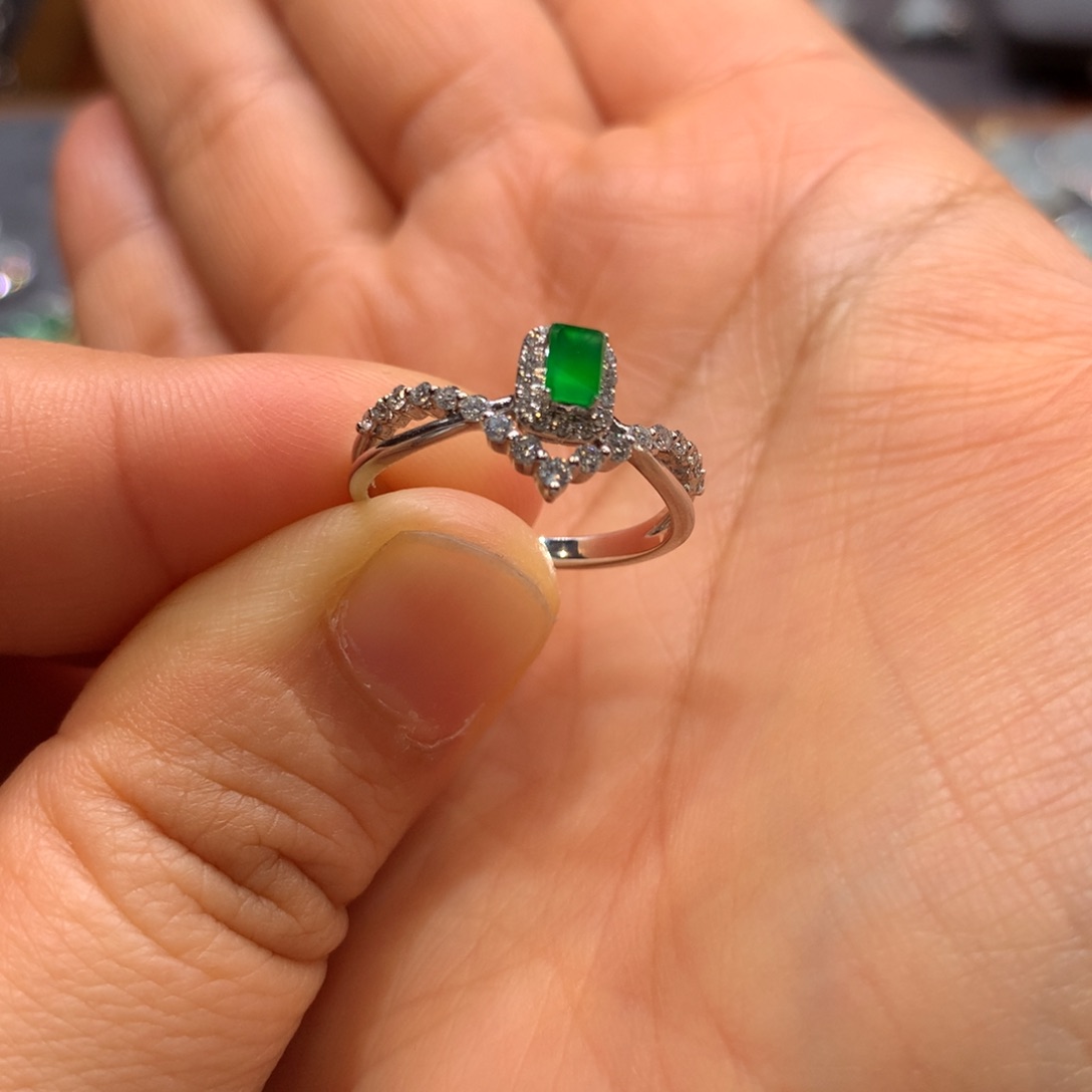 翡翠戒指18K金镶嵌幸**了戒指