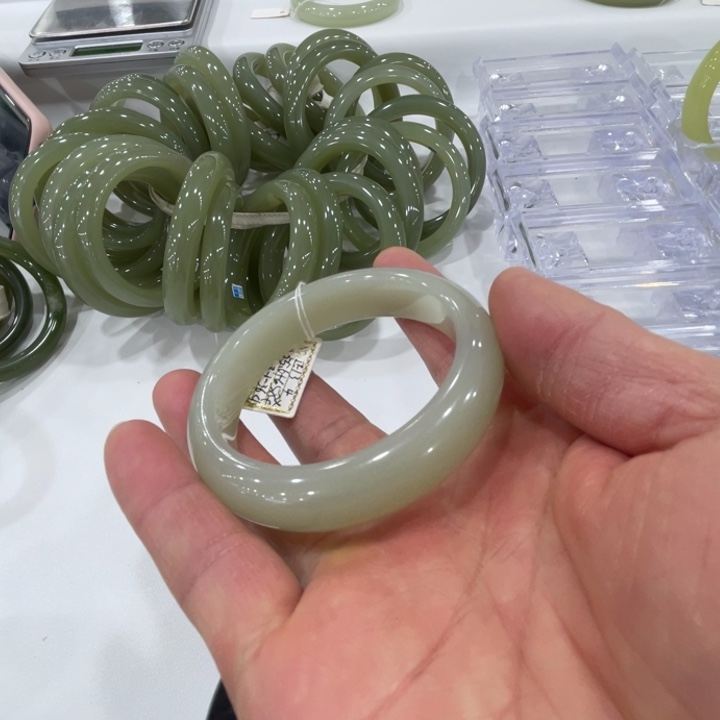 和田玉手镯未镶嵌