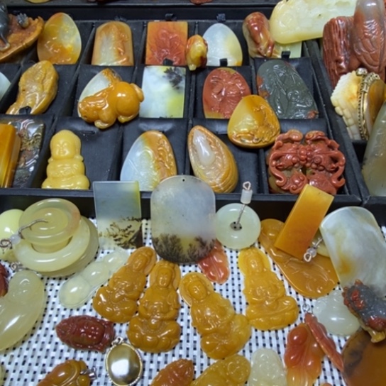 石英质玉（黄龙玉）吊坠合金