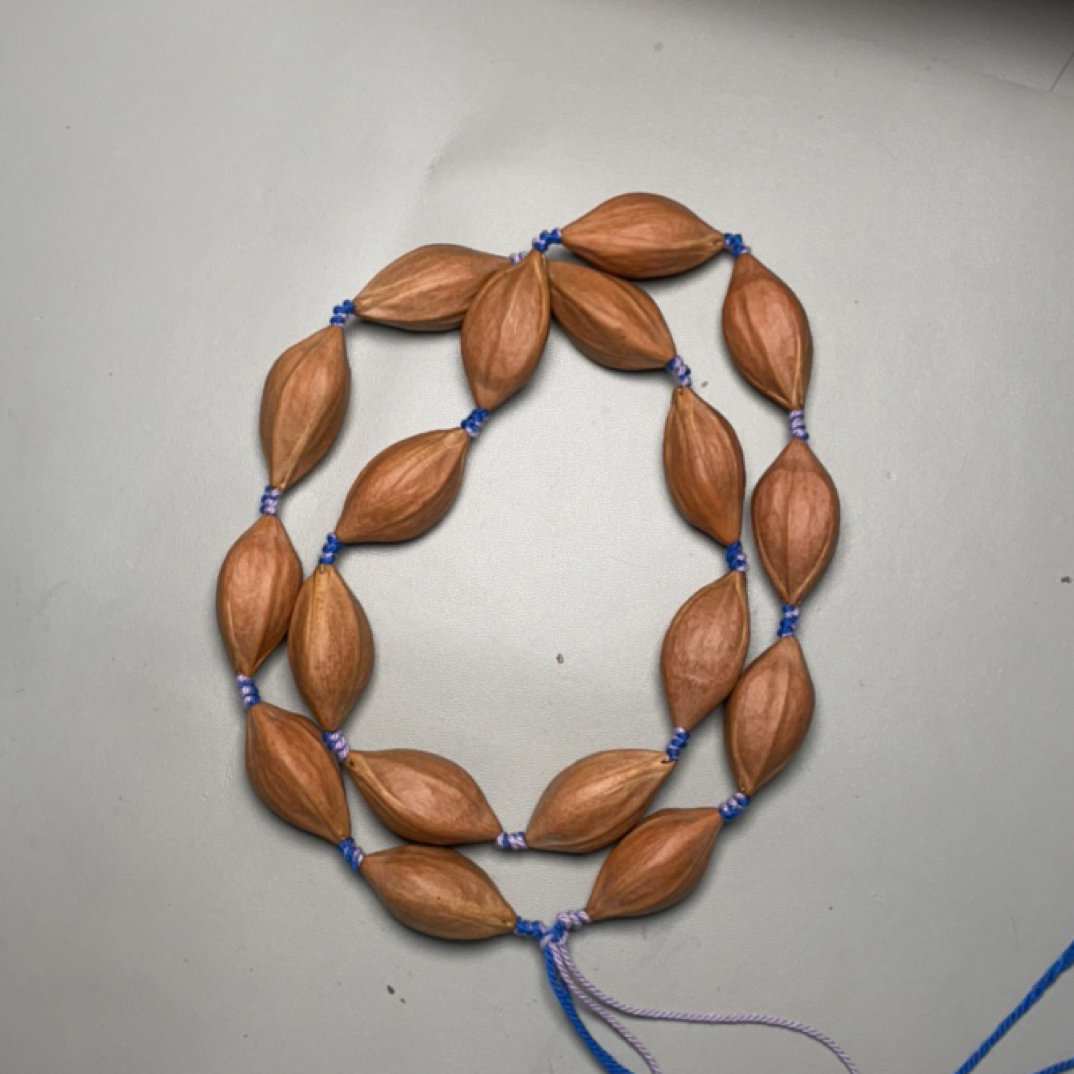 橄榄核梅林老料红油核脖挂非雕刻素串