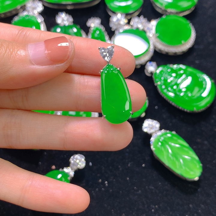 思***元翡翠银S925镶嵌颈饰一个