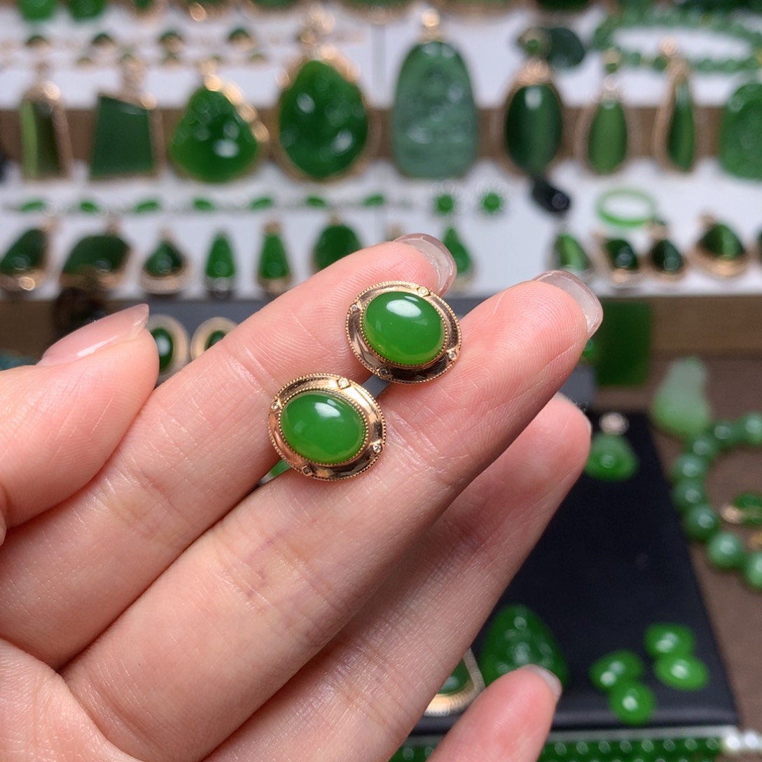 和田玉（碧玉）耳钉18K金镶嵌小***?