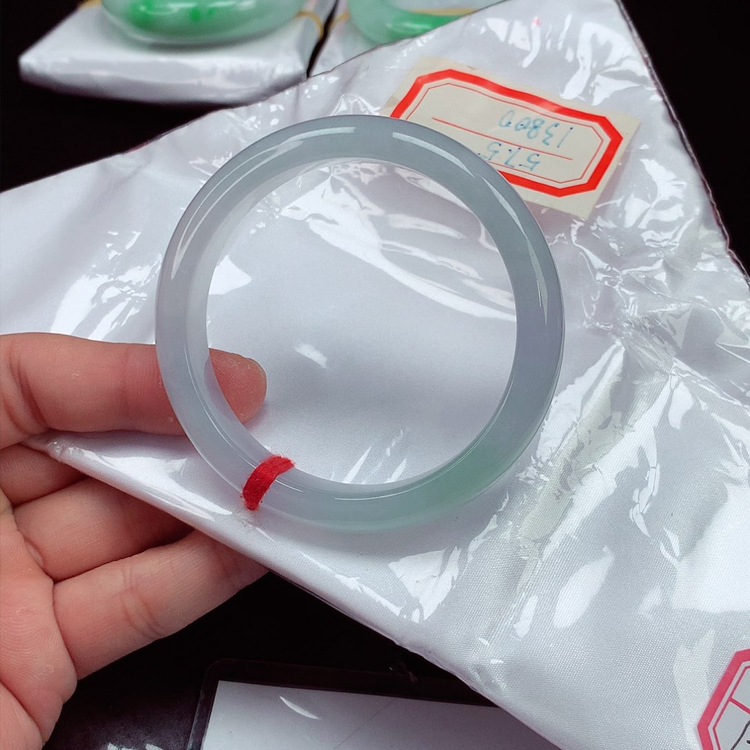 翡翠手镯未镶嵌翡翠