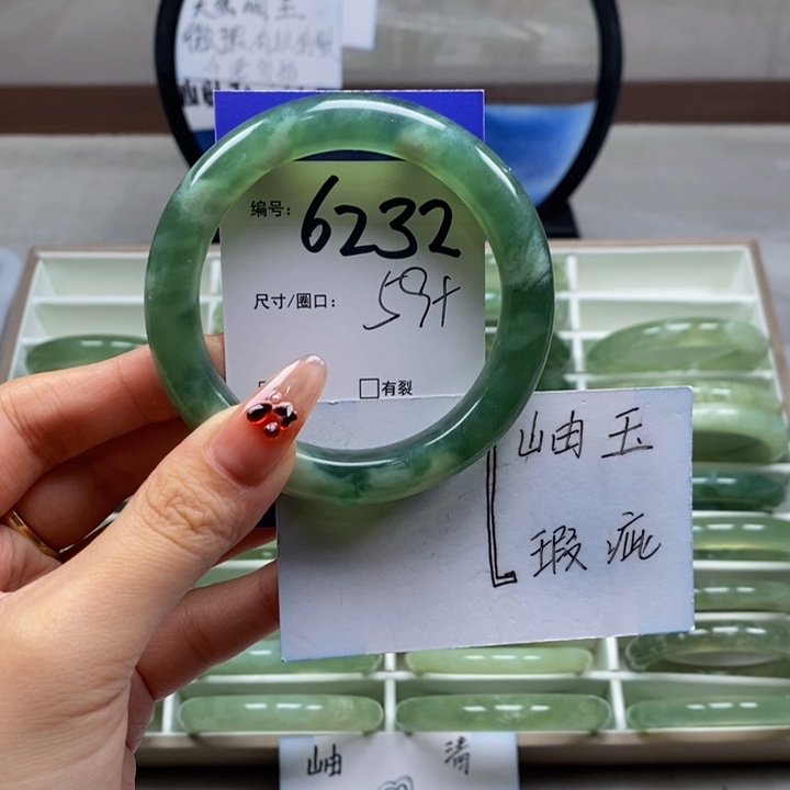 蛇纹石玉手镯未镶嵌