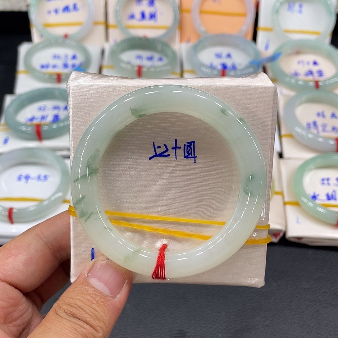 翡翠手镯未镶嵌天然翡翠