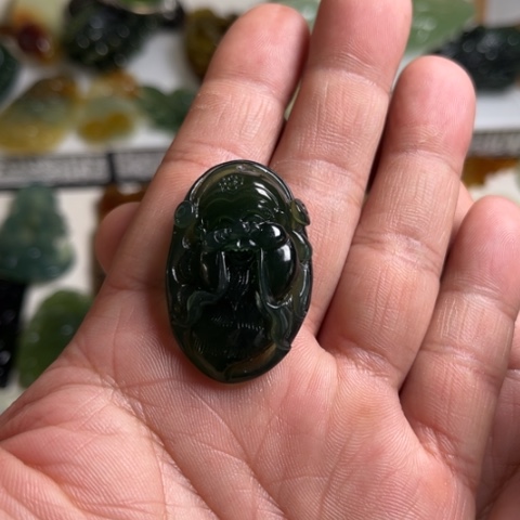 蛇纹石玉颈饰未镶嵌