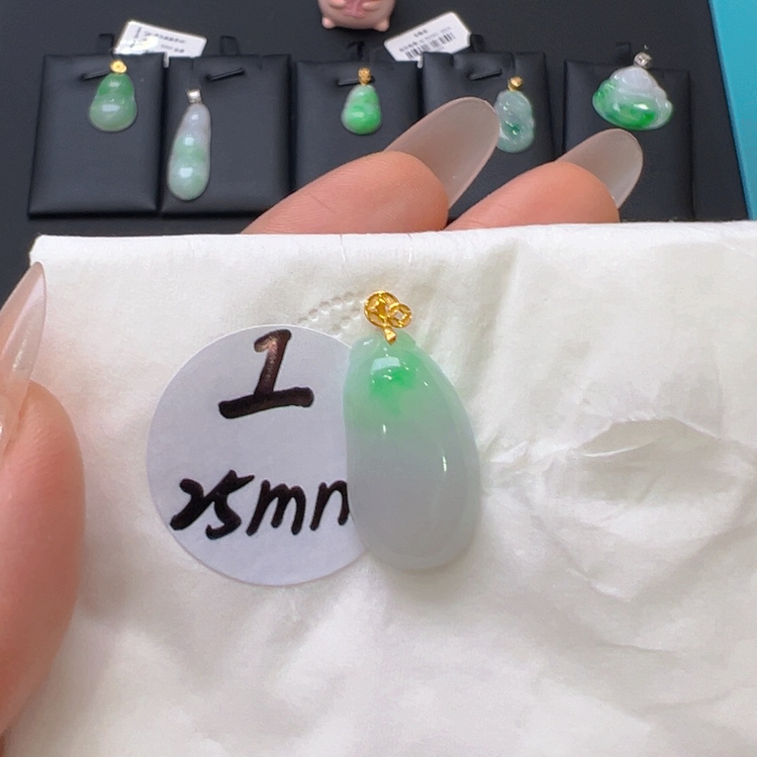 翡翠18K金镶嵌颈饰