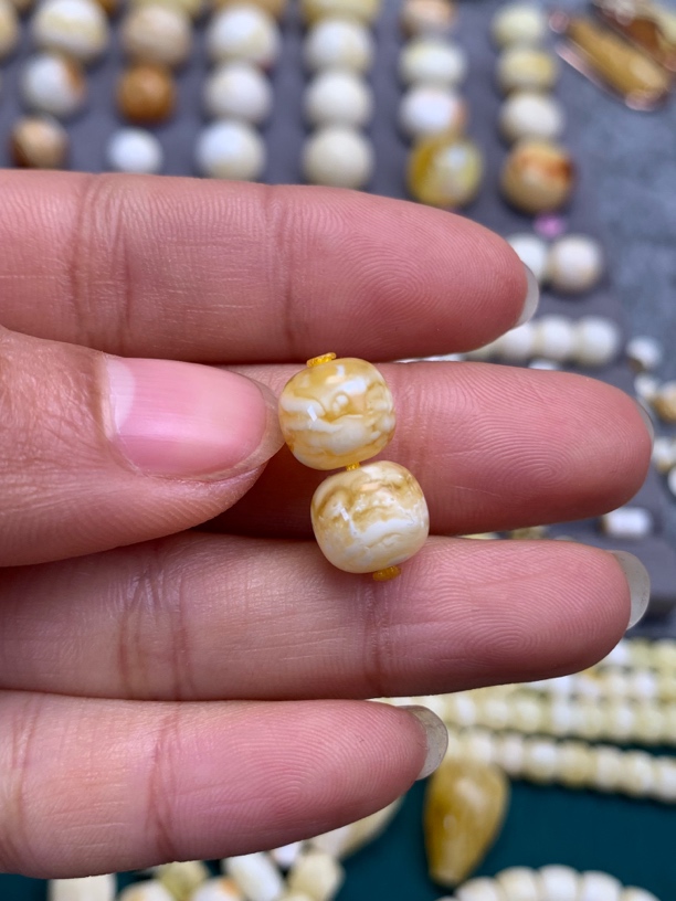 蜜蜡千层雪老型一对9.5*8.4mm误差0.1mm）