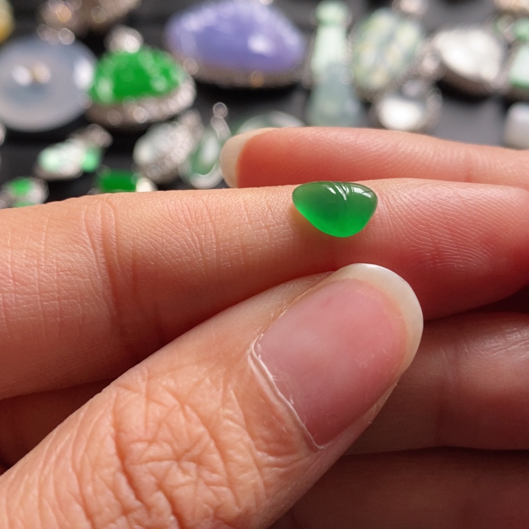 磕***碜翡翠未镶嵌颈饰翡翠