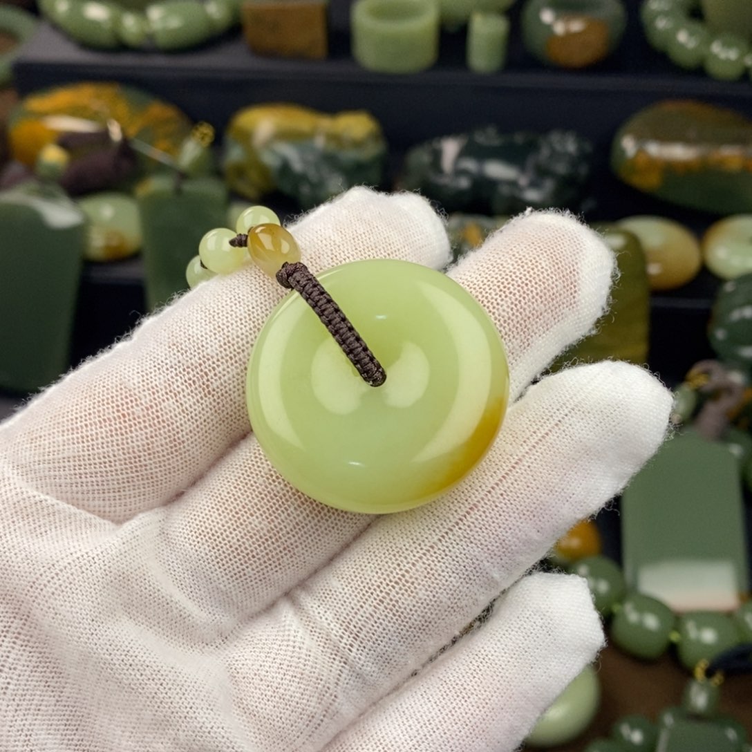 岫岩老玉（透闪石质玉）未镶嵌颈饰