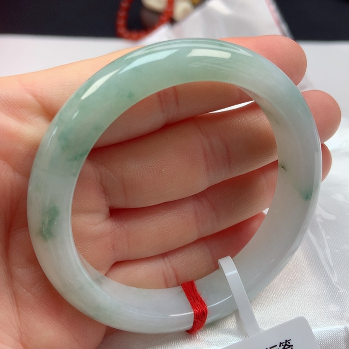翡翠手镯未镶嵌54圈
