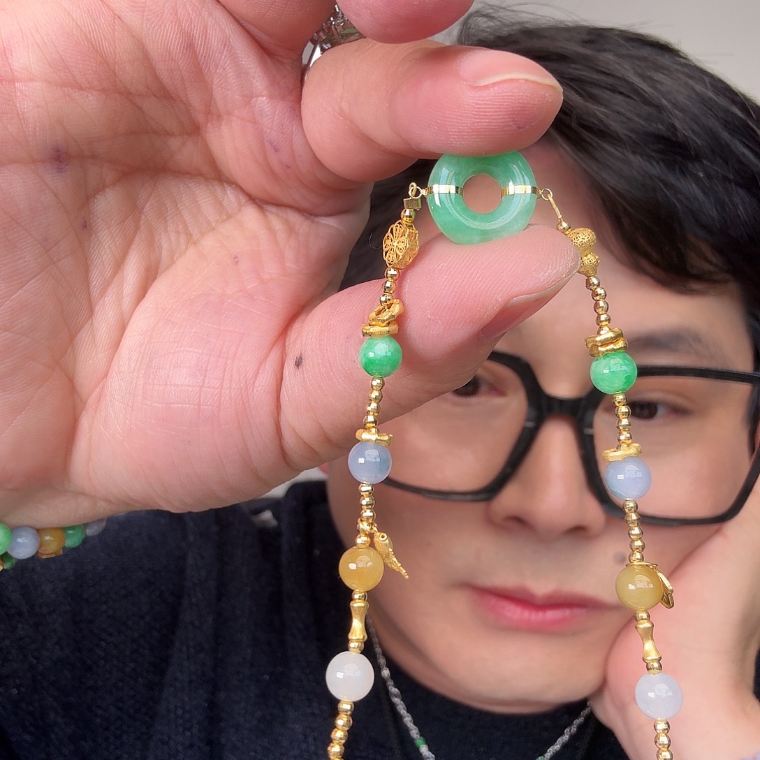 翡翠18K金镶嵌颈饰一件