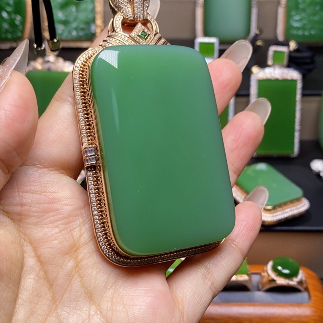 D***y和田玉18K金镶嵌挂件