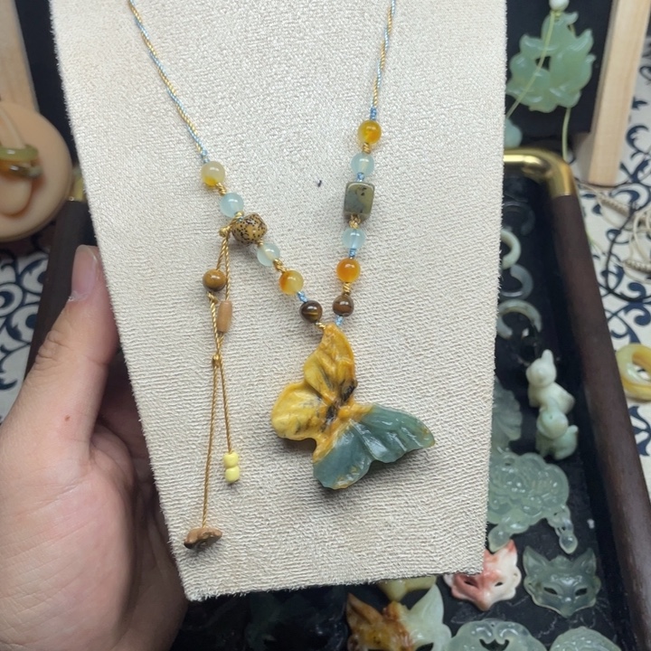 蛇纹石玉未镶嵌颈饰