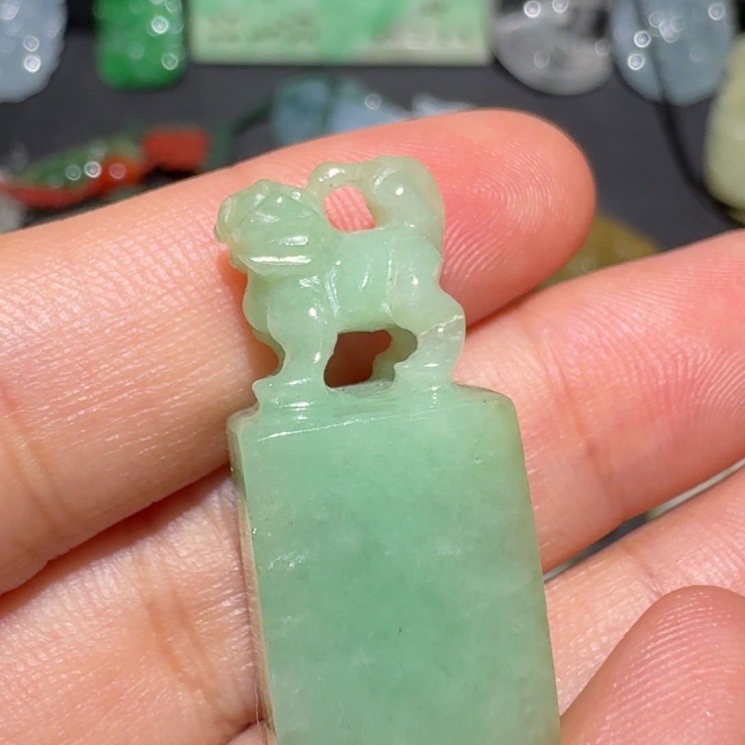 如***动翡翠未镶嵌颈饰翡翠