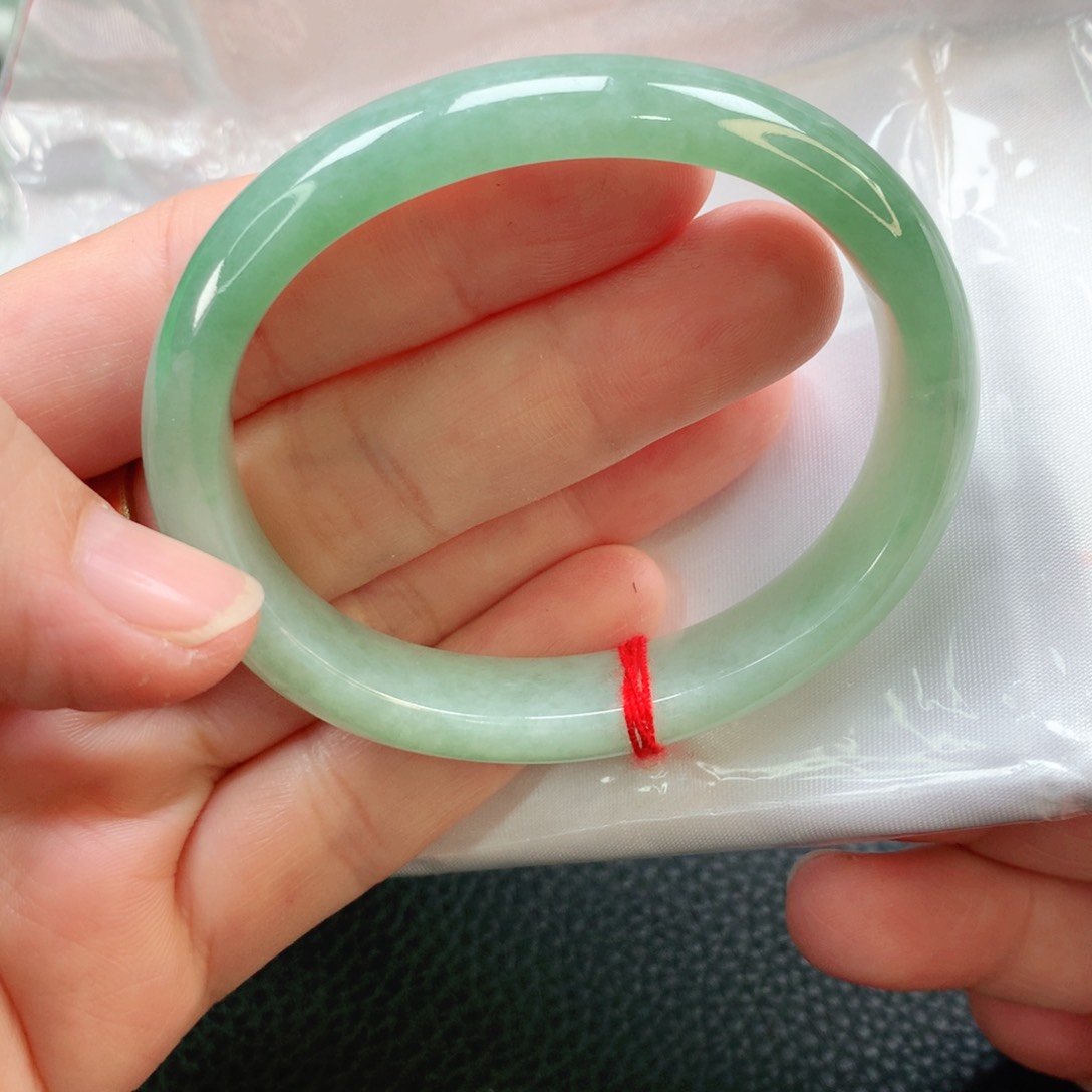 翡翠未镶嵌手镯54贵妃