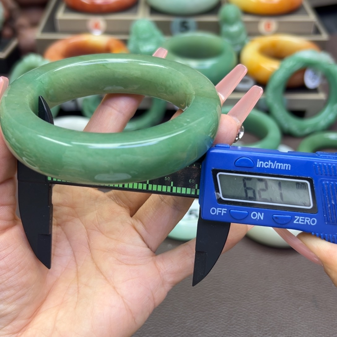 未镶嵌手镯石英岩玉